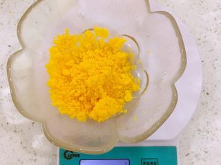 9、一口莲蓉酥,咸蛋用料理机打碎，或者用勺子压碎成蓉，取10克。