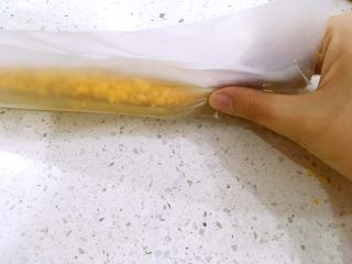 12、一口莲蓉酥,用手指轻轻的把两边的莲蓉馅捏在一起。注意中间不要留空隙哦！