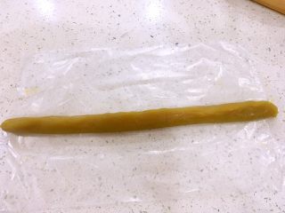 13、一口莲蓉酥,直至整条完全包好。如图。
