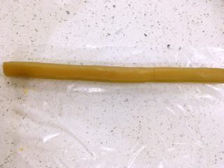 14、一口莲蓉酥,然后，用手轻轻的把莲蓉条搓圆。