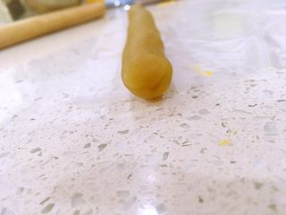 15、一口莲蓉酥,为了防止蛋黄蓉掉落，两头也要收口哦！