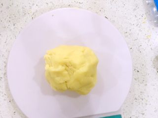 16、一口莲蓉酥,面团取86克左右，总重量的一半。