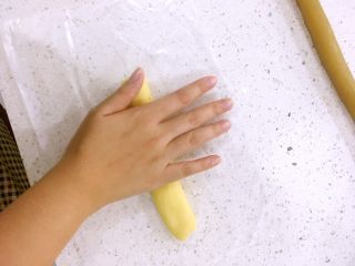 17、一口莲蓉酥,搓成长条。