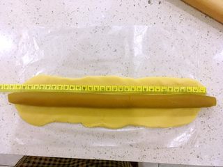 19、一口莲蓉酥,把莲蓉馅放在面皮的中央。