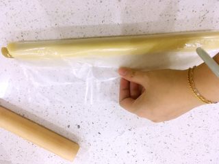 21、一口莲蓉酥,如图。两边的面皮要把莲蓉包裹起来。