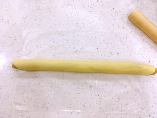 22、一口莲蓉酥,轻轻搓成圆条。把头尾，没有包裹起来的部分去掉。