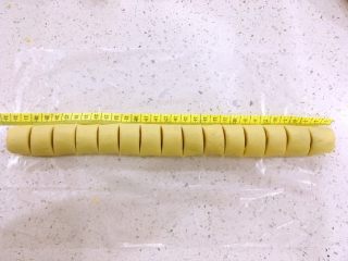 23、一口莲蓉酥,把面条切成2-3厘米大的小块。