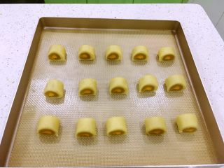 24、一口莲蓉酥,烤盘铺上油纸或者玻璃纤维垫，把切好的小块，放在烤盘上。烤箱180度预热。