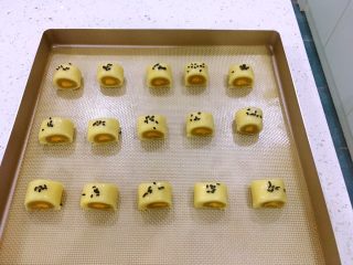 25、一口莲蓉酥,把剩余的全蛋液，涂于小块的表面，撒上黑芝麻。把整理好的小块放进烤箱。