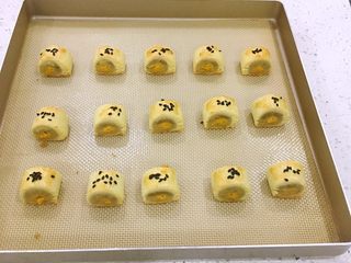 26、一口莲蓉酥,170度、中上层、15-20分钟，烤至表面金黄色即可。