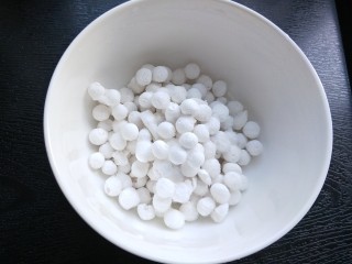 2、元宵节&桂花蜜豆汤圆,准备小汤圆,我在超市买的思念小汤圆,友友也可以自己做。