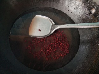 5、元宵节&桂花蜜豆汤圆,放入蜜豆,烧开。