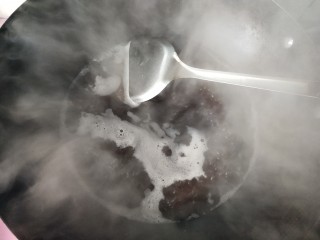 6、元宵节&桂花蜜豆汤圆,想蜜豆软烂一点,用小火多煮一会,有水蒸气,拍照不清晰。