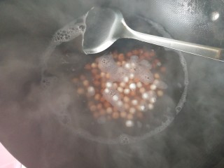 7、元宵节&桂花蜜豆汤圆,倒入汤圆。