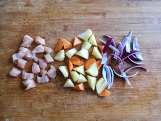 1、咖喱鸡肉土豆,鸡胸肉去筋膜切丁，土豆胡萝卜洗净去皮切滚刀块，洋葱切条。