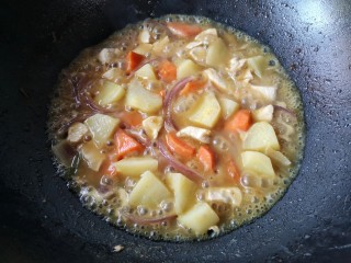 7、咖喱鸡肉土豆,继续大火煮至汤浓稠，关火。