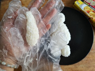 9、咖喱鸡肉土豆,戴厨房用一次性手套团成饭团，造型根据自己喜好，我按照小盆友要求团的大白。