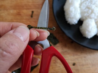 10、咖喱鸡肉土豆,用海苔剪出大白的眼睛。