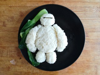 11、咖喱鸡肉土豆,青菜过水炒熟，和大白饭团一起摆盘。