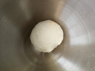 3、金鱼饺子,和成光滑的面团，加盖保鲜膜松弛半小时