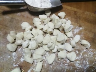 4、金鱼饺子,松弛后，将面团戳成长条，切成小剂子，撒少许干粉在案板上防粘