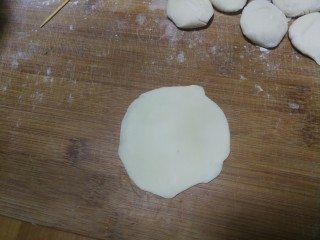 5、金鱼饺子,取一个小剂子，擀成圆形