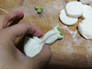 9、金鱼饺子,最后用手指在金鱼肚子和尾巴的连接处对捏一下，金鱼尾巴就变得立体起来了