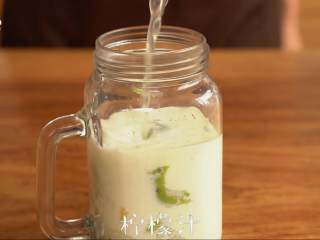 5、感受水果原香【牛油果冰淇淋】,加入柠檬汁