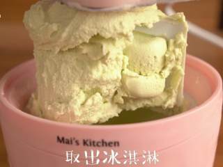 8、感受水果原香【牛油果冰淇淋】,取出冷冻好的冰桶，撕掉隔味膜，装上主机，开机。倒入原液，搅拌10-15分钟后取出冰淇淋，填入牛油果空壳中