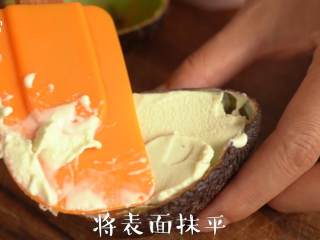 9、感受水果原香【牛油果冰淇淋】,将表面抹平，放入冰箱冷冻2小时。取出变硬的巧克力，放在冷冻好的冰淇淋上即可享用。