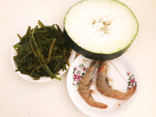 1、海带冬瓜汤,准备食材:海带丝,南瓜,大虾