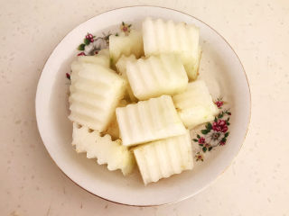 2、海带冬瓜汤,把冬瓜清洗干净,削皮去瓤,再切成厚片