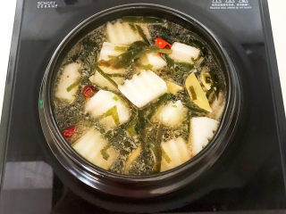 11、海带冬瓜汤,再把海带南瓜汤倒入砂锅