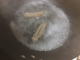 2、海参蒸蛋,即食海参先过开水,水开焯一下就可以,不要长时间炖煮,以免回缩