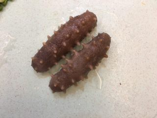 3、海参蒸蛋,如果采用干海参,提前泡发好