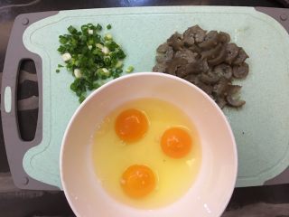 4、海参蒸蛋,将香葱、海参切好,鸡蛋打散