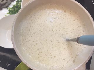 6、海参蒸蛋,热豆浆过筛放凉一些,温温的就好