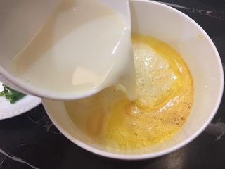 7、海参蒸蛋,温豆浆倒入打好的鸡蛋里面,加入适量盐,继续打,鸡蛋和豆浆的比例大概是1:1.5