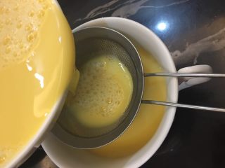 8、海参蒸蛋,打好的蛋液过筛,蒸出来的蛋羹爽滑细腻
