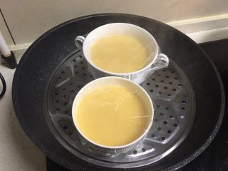 11、海参蒸蛋,锅开放蛋液开始蒸,看碗大小调整,一般,8-10分钟左右差不多,不确定可以用牙签扎进蛋液看是否都凝固上了