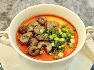 13、海参蒸蛋,蒸蛋熟了后,码入海参和葱花,浇上酱汁就可以享用了