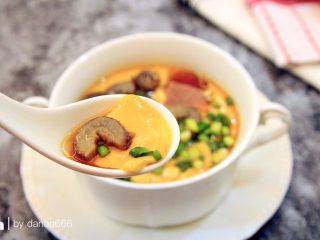 14、海参蒸蛋,按此方法蒸出来的蛋羹超级滑嫩细腻,用的豆浆,多了豆子的香味,口感更丰富有层次,营养也是超级全面的了