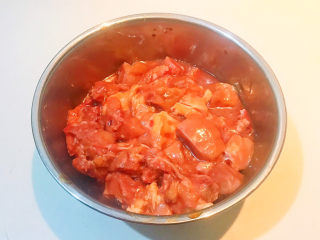 8、麻辣干锅鸡,调匀后腌制入味20分钟