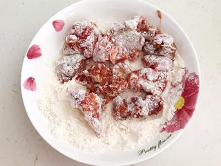 12、麻辣干锅鸡,把腌制好的鸡块均匀的裹上一层薄薄的面粉