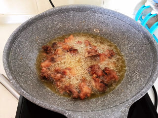 17、麻辣干锅鸡,加入鸡块复炸，炸至金黄色即可