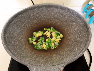 19、麻辣干锅鸡,另起锅，锅里加入1小勺菜籽油，油烧热后加入葱姜，炒出香味