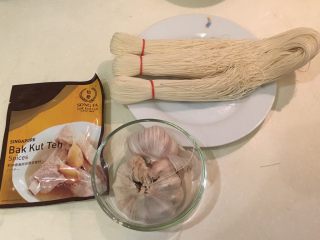 2、肉骨茶面线,肉桂茶包、蒜头、面线