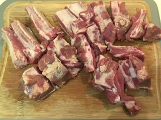 4、肉骨茶面线,将肋排分切到适当大小