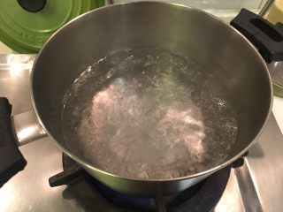 6、肉骨茶面线,起一锅水烧开