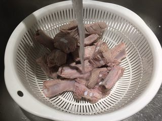 8、肉骨茶面线,再将肋排上头的浮末洗干净